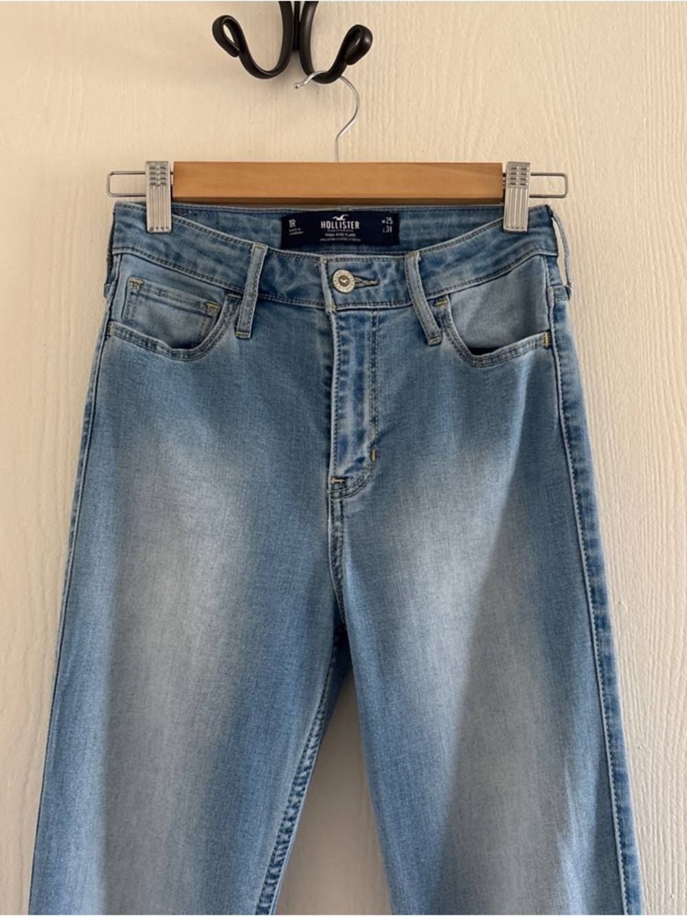 Hollister High Rise Flare Jeans Size 1R W25/L31 Light Wash - Picture 3 of 9
